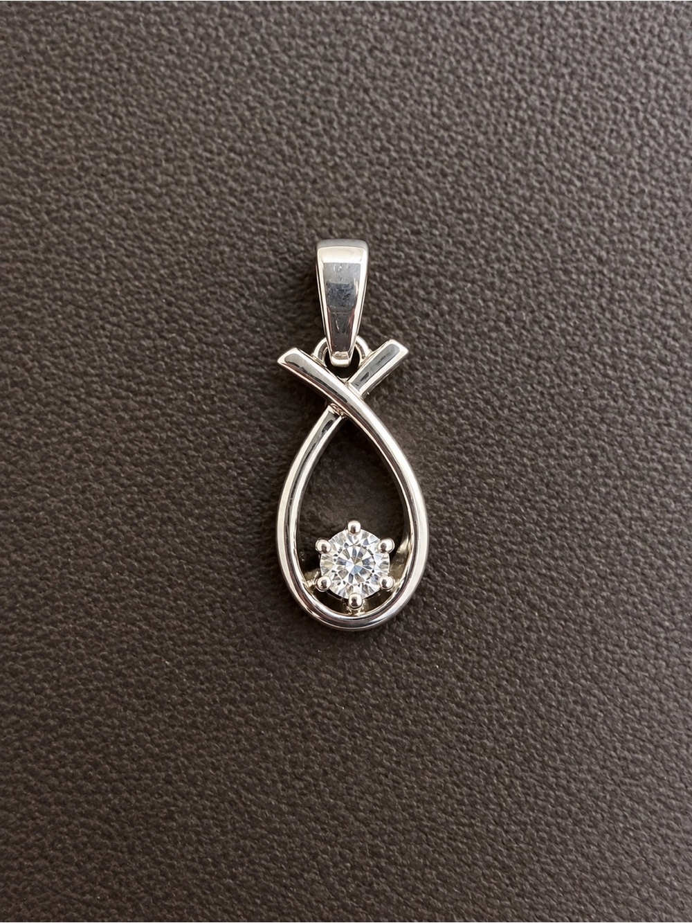 14K White Gold Diamond Pendant 0.10 CT – 585